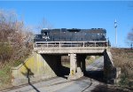 DDRV 5304 heads east passing over Edison Road Bridge